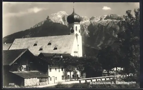 AK Bischofswiesen b. Berchtesgaden, Kirche und Dorfansicht vor Gebirgspanorama