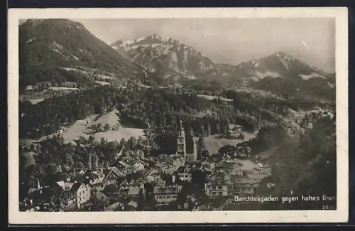 AK Berchtesgaden, Blick auf Ort und Kirche gegen hohes Brett