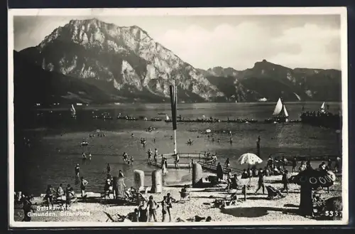 AK Gmunden /Salzkammergut, Strandbad mit Badegästen und Bergpanorama