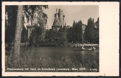 AK Laxenburg, Franzensburg mit Teich im Schlosspark Laxenburg