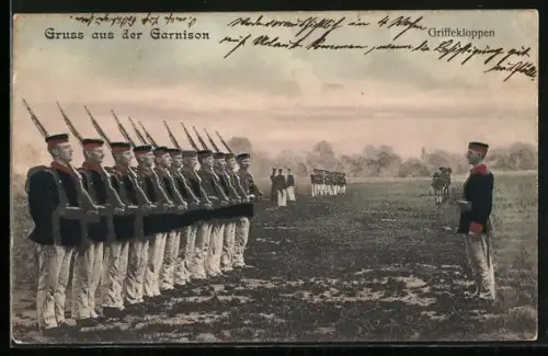 AK Griffkloppen, Soldaten in Uniform auf einem Feld