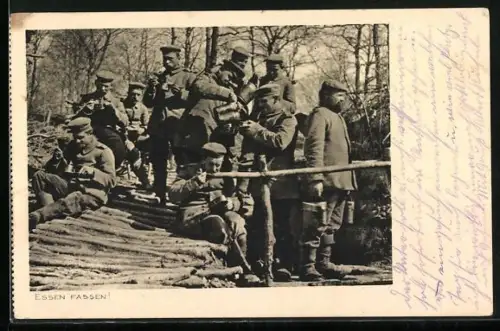 AK Soldaten in Uniformen beim Essen
