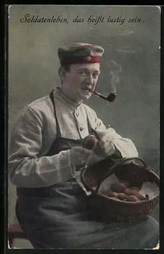 AK Soldat in Uniform und Pfeife schält Kartoffeln