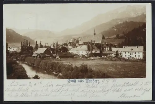 AK Neuberg, Ortsansicht mit Fluss und Bergpanorama