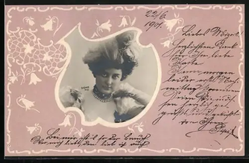 Foto-Collage-AK Elegante Dame mit Perlenkette auf floralem Hintergrund