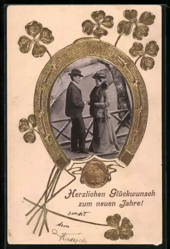 Foto-Collage-AK Foto eines Paares in einem Hufeisen mit Kleeblättern, Herzlichen Glückwunsch zum neuen Jahre