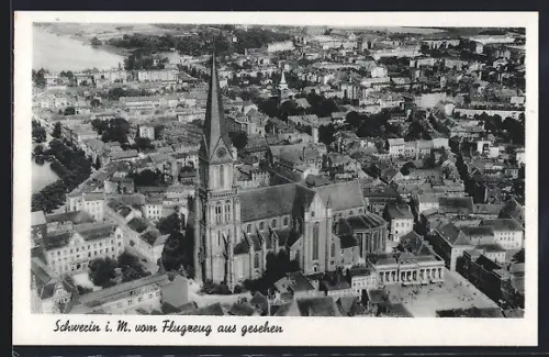AK Schwerin / Mecklenburg, Blick von Flugzeug, Kirche