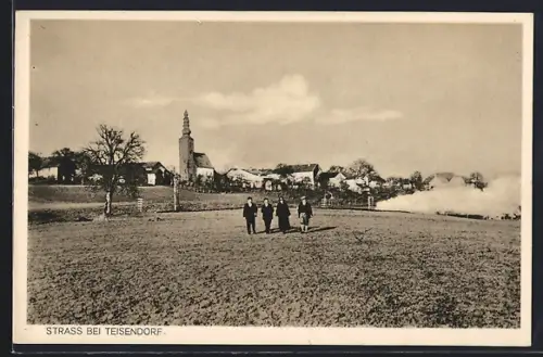 AK Strass / Ainring, Ortspanorama mit Gruppe auf einem Feld
