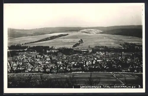AK Sondershausen / Thüringen, Totalansicht vom Ehrenmal