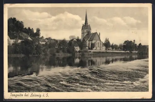 AK Leisnig-Tragnitz, Kirche, Flussufer, Ortsansicht