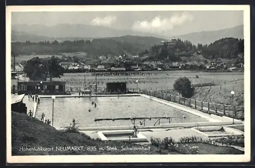 AK Neumarkt / Stmk., Ortsansicht mit Schwimmbad im Vordergrund