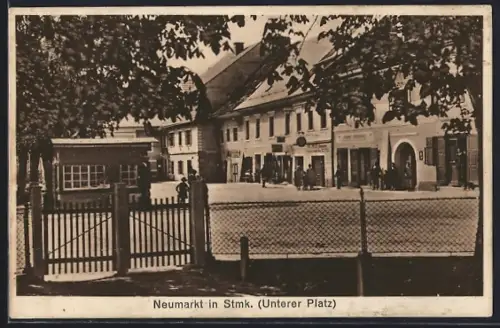 AK Neumarkt, Unterer Platz mit Geschäften und Passanten
