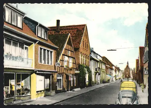 AK Fürstenau / Bersenbrück, Grosse Strasse mit Wohnhäusern und Geschäften, Auto Volkswagen VW Käfer Brezelkäfer