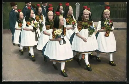 AK Schwälmer Kindergruppe in hessischer Tracht im Festzug