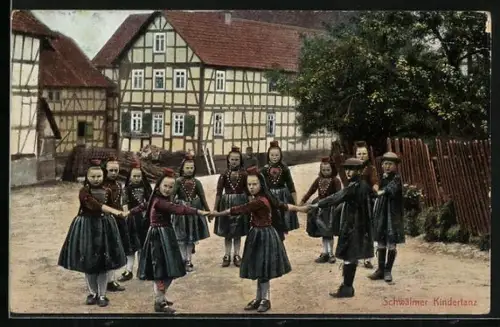 AK Kinder in schwälmer Tracht beim Tanz auf der Strasse