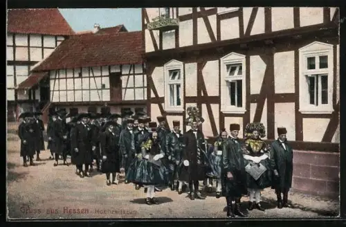 AK Hessische Tracht, Hochzeitszug, Braut und Bräutigam mit Blumen auf dem Kopf