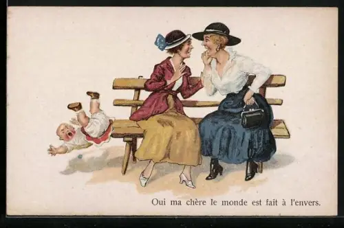 AK Baby fällt von der Bank, während sich die Mutter angeregt mit einer Frau unterhält