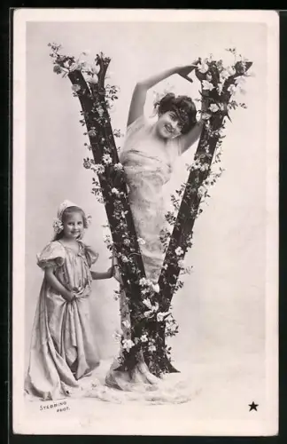 AK Frau im hellblauen Kleid und Mädchen, Buchstabe V mit Blumen