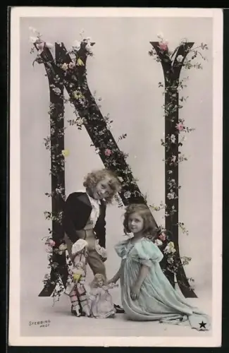 AK Kinder mit Puppen und der Buchstabe N mit Blumen