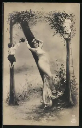 AK Buchstabe N, Junge Frau an einem Baumstamm lehnend und Kinder auf den Baum kletternd