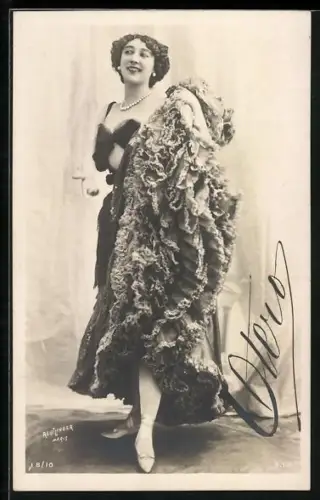 Foto-AK Atelier Reutlinger, Paris, Schauspielerin Otero hebt ihr Kleid an