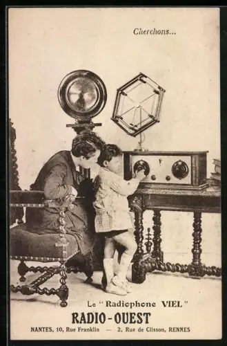 AK Kind sucht an einem Radio nach einem Sender, Cherchons, Radio-Ouest