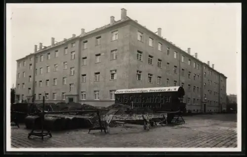 Foto-AK Dresden, Bauwagen der Firma Rats-Chaisenträger vor einer Baustelle