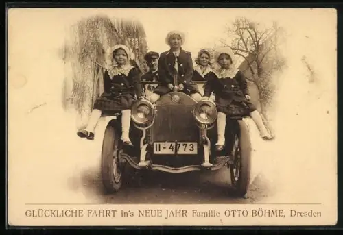 AK Dresden, Familie Otto Böhme in einem Auto mit dem Kennzeichen II - 4773, Glückliche Fahrt ins neue Jahr