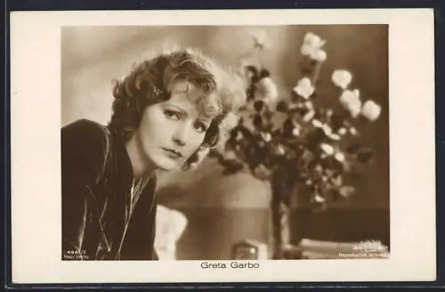 AK Schauspielerin Greta Garbo mit fragendem Blick
