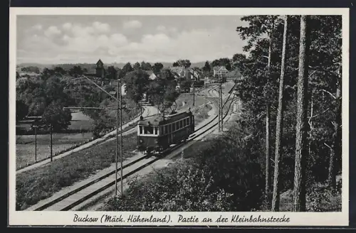 AK Buckow / Märk. Schweiz, Partie an der Kleinbahnstrecke, Eisenbahn, Triebwagen, Schienenbus