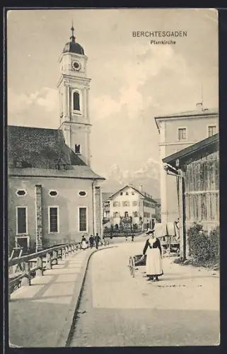 AK Berchtesgaden, Strassenpartie mit Pfarrkirche