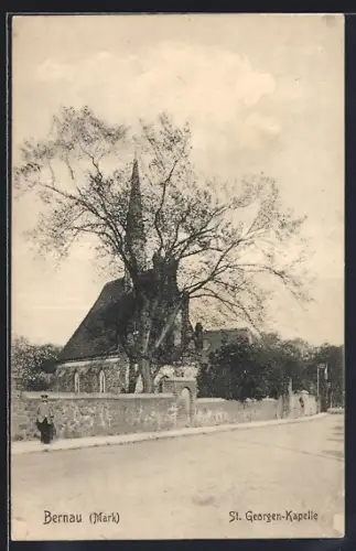 AK Bernau /Mark, St. Georgen-Kapelle mit Strassenpartie