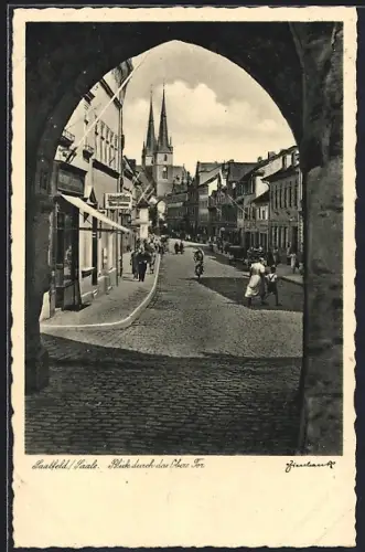 AK Saalfeld / Saale, Blick durch das Obere Tor, Kirche, Leute, Geschäfte