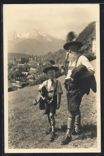AK Berchtesgaden, Junge und Mann in Tracht, Ortsansicht