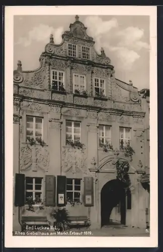 AK Luckau /Niederlausitz, Altes Giebelhaus am Markt, Erbaut 1619