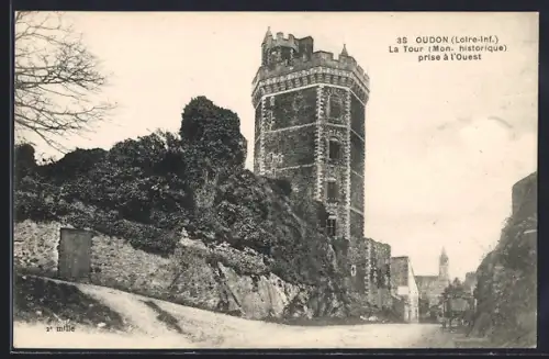AK Oudon /Loire-Inf., La Tour, Mon. historique, prise à l`ouest