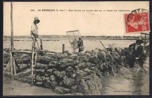 AK La Bernerie /L.-Inf., Une écluse en pleine mer où la pêche est abondante