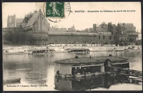 AK Nantes, Ensemble du Château au bord de la Loire