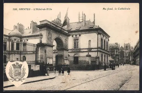 AK Nantes, L`Hôtel-de-Ville et la Cathédrale au fond