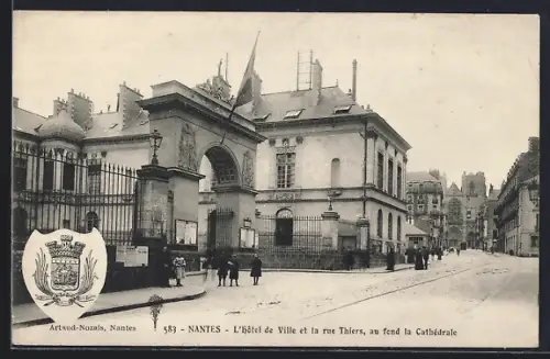 AK Nantes, L`Hôtel de Ville et la rue Thiers, au fond la Cathédrale