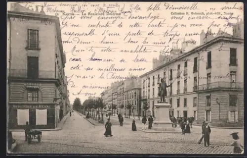 AK Nantes, Le Boulevard Delorme avec statue et passants