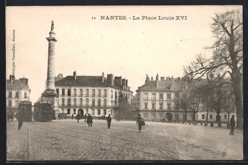AK Nantes, La Place Louis XVI avec colonne et tramways