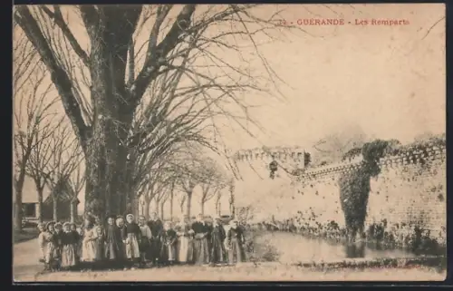 AK Guérande, Les Remparts avec groupe d`enfants sous les arbres