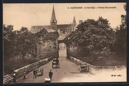 AK Guérande /Loire-Inf., Porte Vannetaise avec charrettes et passants devant l`église