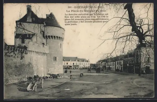 AK Guérande /L.-Inf., La Place du Marché-aux-Bois avec remparts et scène de rue animée
