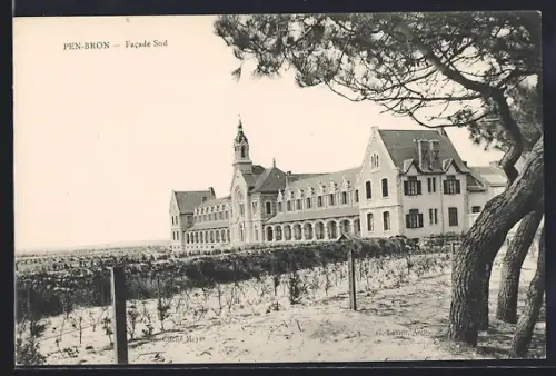 AK Pen-Bron, Facade Sud de l`édifice entourée de pins et de dunes