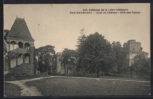 AK Châteaubriant, Cour du Château, Côté des Ruines