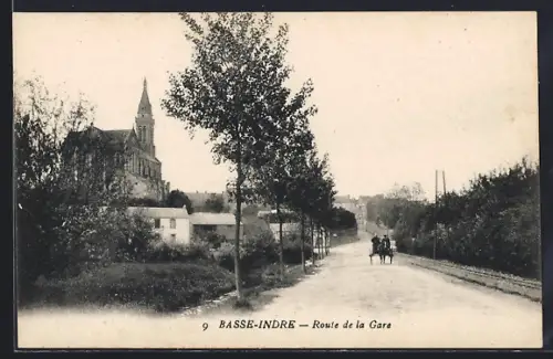 AK Basse-Indre, Route de la Gare avec église et cavaliers sur le chemin
