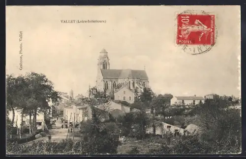 AK Vallet /Loire-Inférieure, Vue de l`église et des maisons environnantes