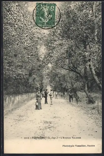 AK Pornichet /L.-I.-et-V., L`Avenue Yolande avec passants élégants
